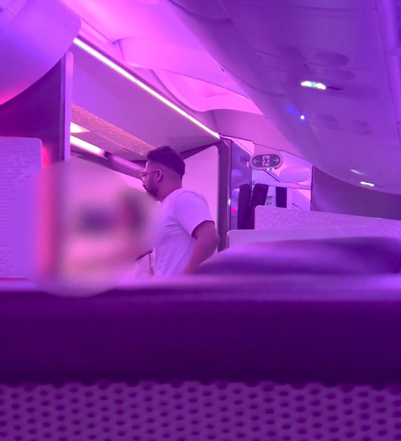 伊夫提卡爾2023年在飛機上喝醉失態，恐嚇空服員。（翻攝紐約郵報）