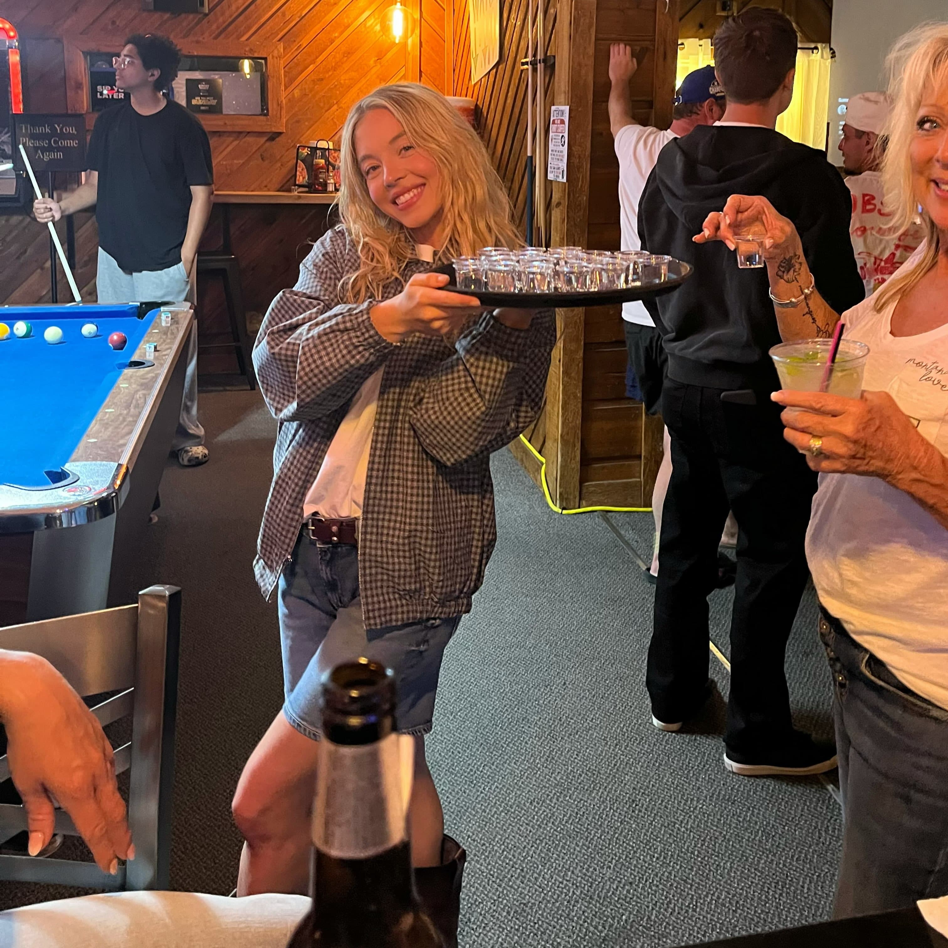 席德妮史威尼私下穿著休閒，享受與親友共度的夏日假期。（翻攝sydney_sweeney IG）