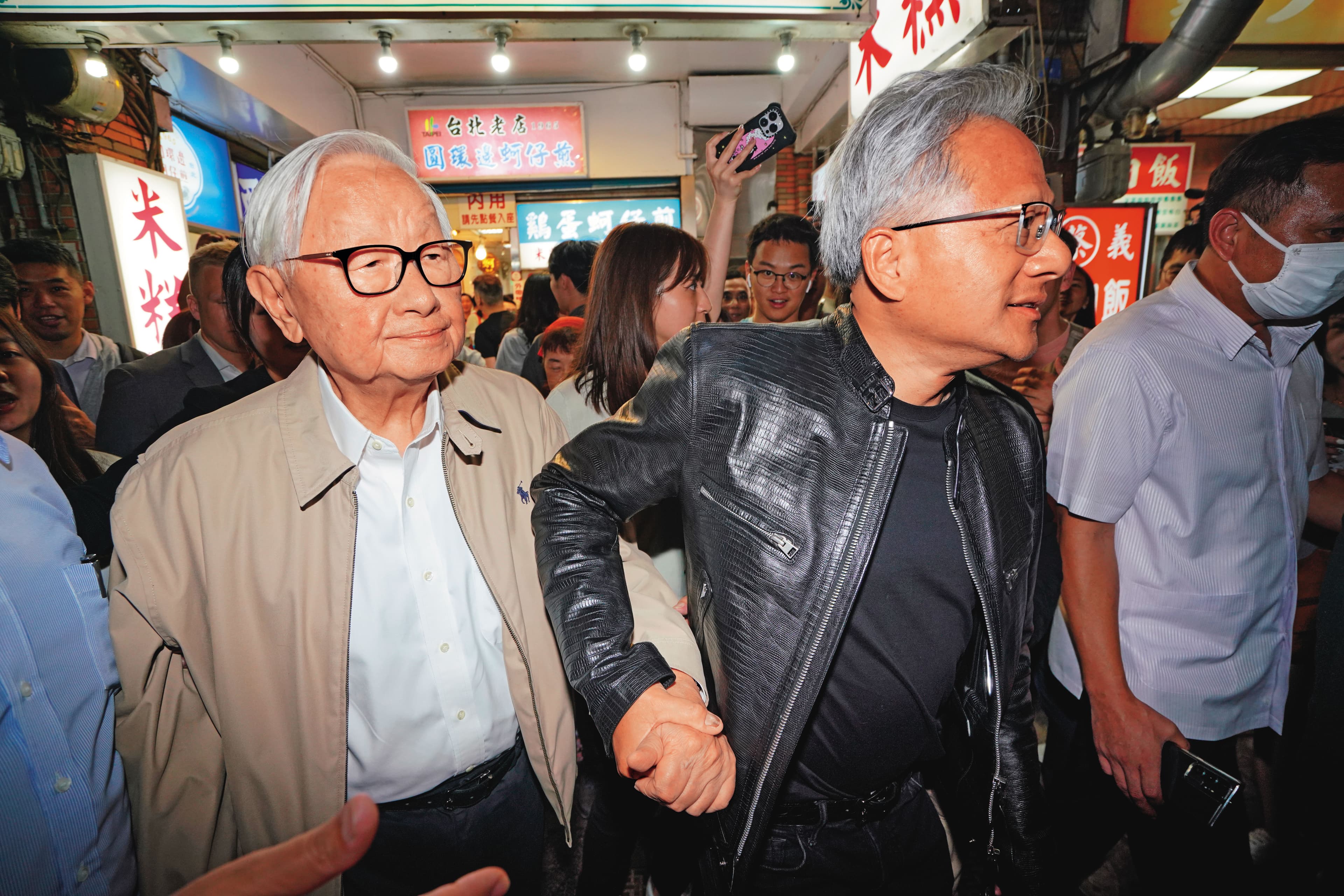 黃仁勳（右）來台不只見了台積電創辦人張忠謀（左），也到台積電總部拜訪。