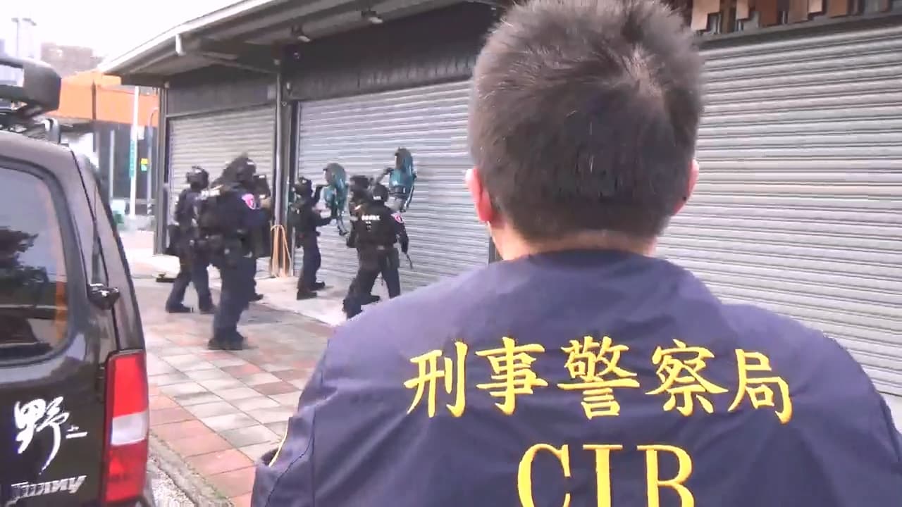 警方前往涉案集團位在台中市北屯、豐原區的據點及住處等地搜索拘提。（翻攝畫面）