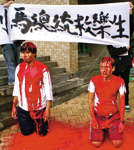 樂生運動當年抗爭對象不分藍綠、如影隨形，例如扁政府時包圍蘇貞昌官邸，後又曾潑紅漆請求時任總統的馬英九救樂生。（苦勞網提供）