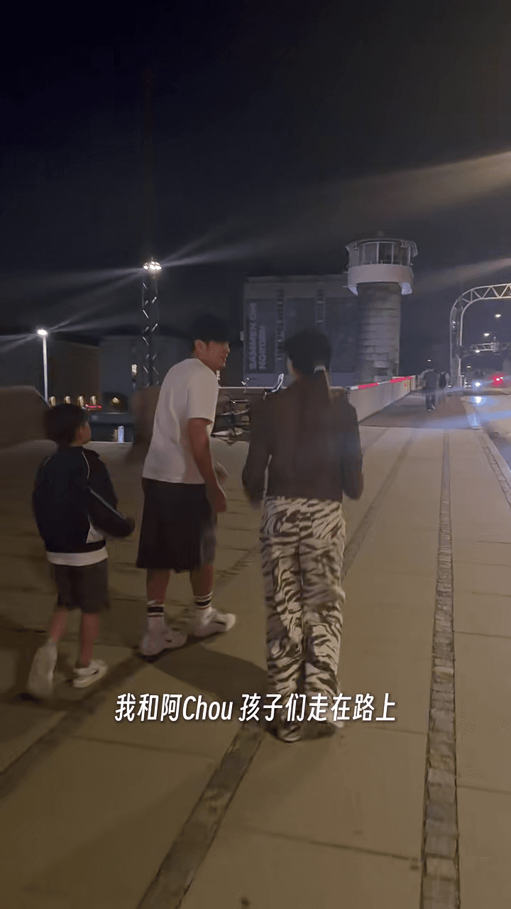 周杰倫、昆凌跟兒子Romeo走在丹麥街頭，享受難得的平凡親子時光。（翻攝昆凌小紅書）
