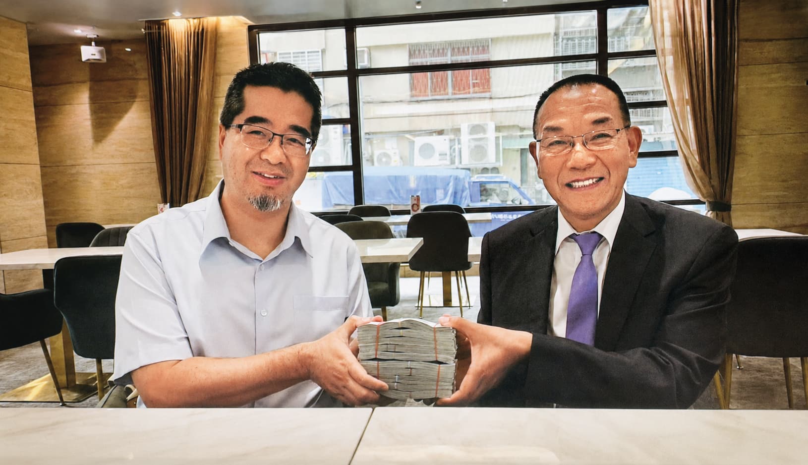 蕭旭岑（左）與台商韓螢煥（右）手捧現金合照曝光，引發政壇熱議。（翻攝畫面）