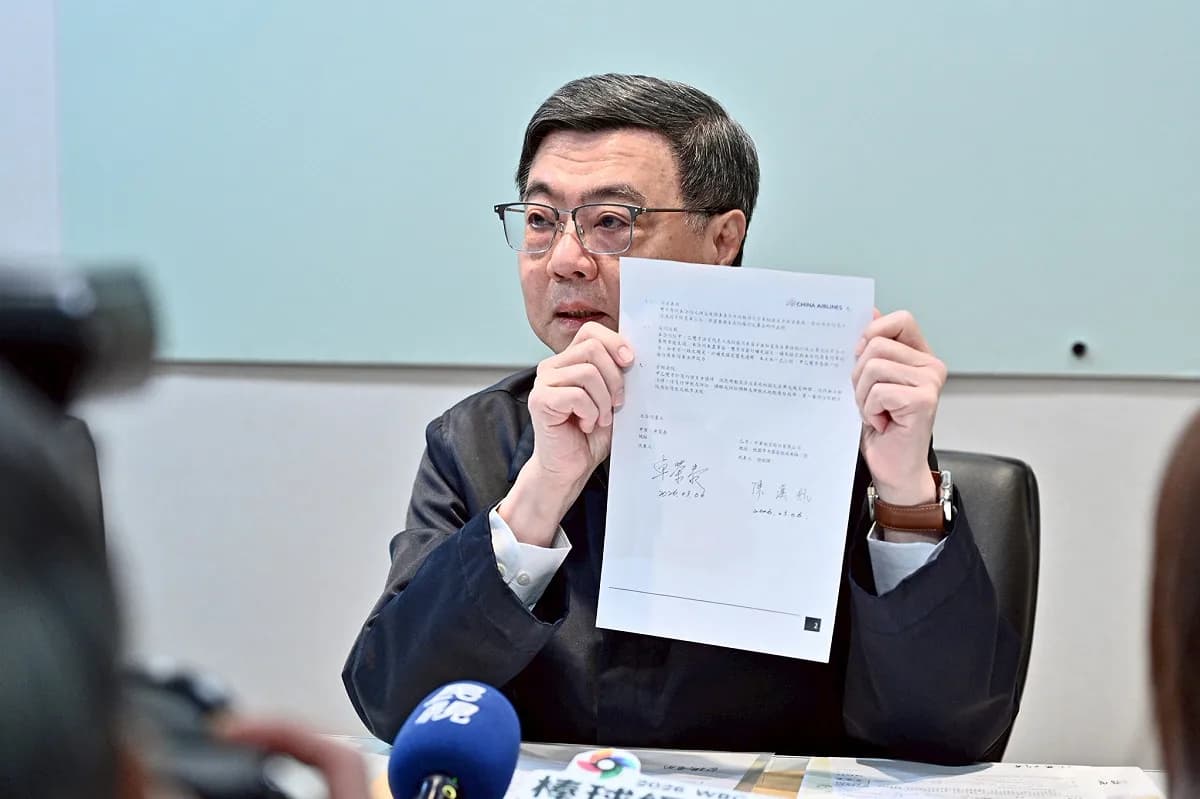 卓榮泰包機赴日為台灣選手加油，先是被在野懷疑利用公費，但昨秀出包機單據後又被質疑價格太便宜。（行政院提供）