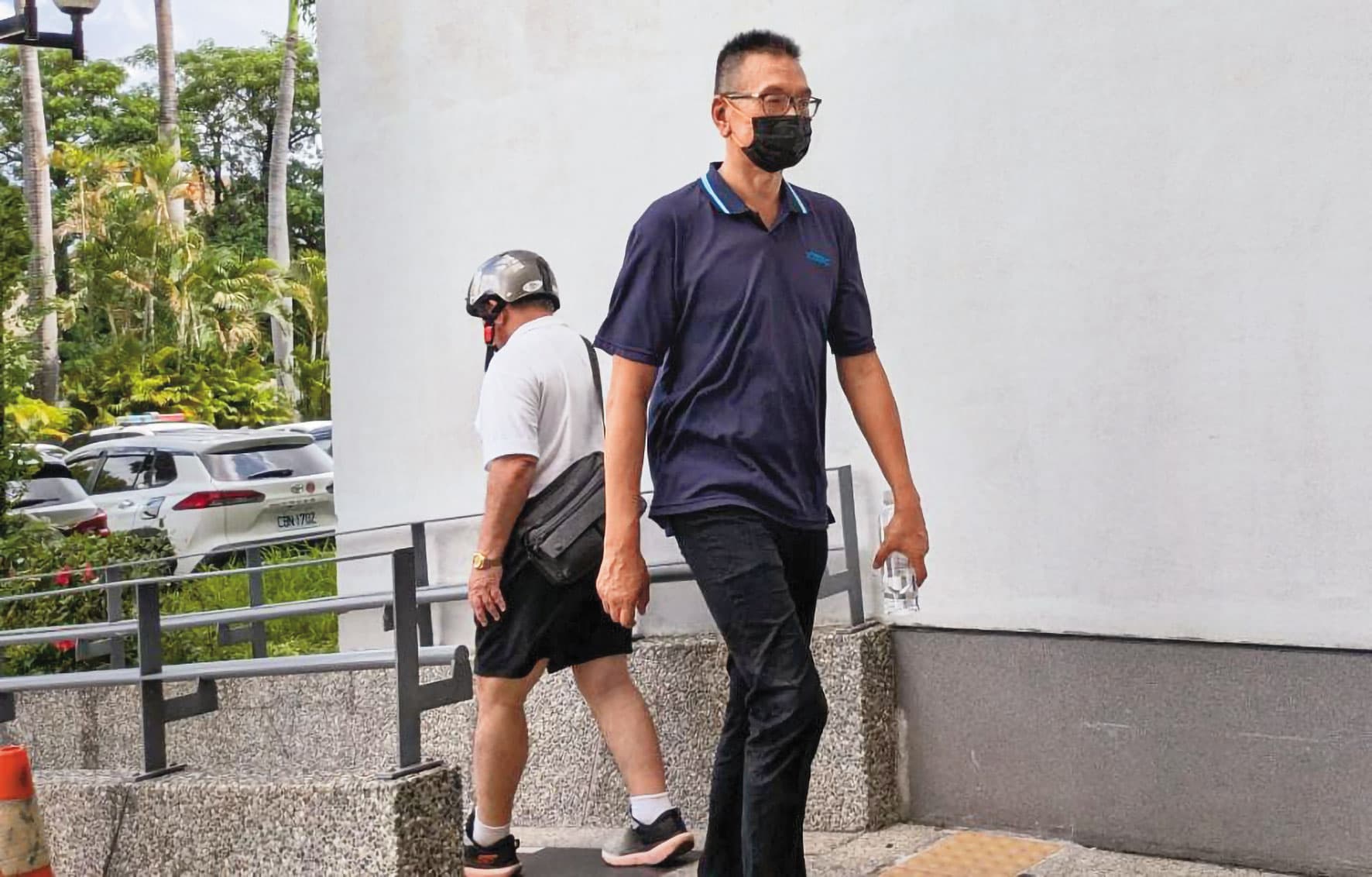 原裁定2千萬元交保的中聯總經理余凌冲（右），身穿公司制服至台中地院開庭，遭法官裁定羈押禁見。