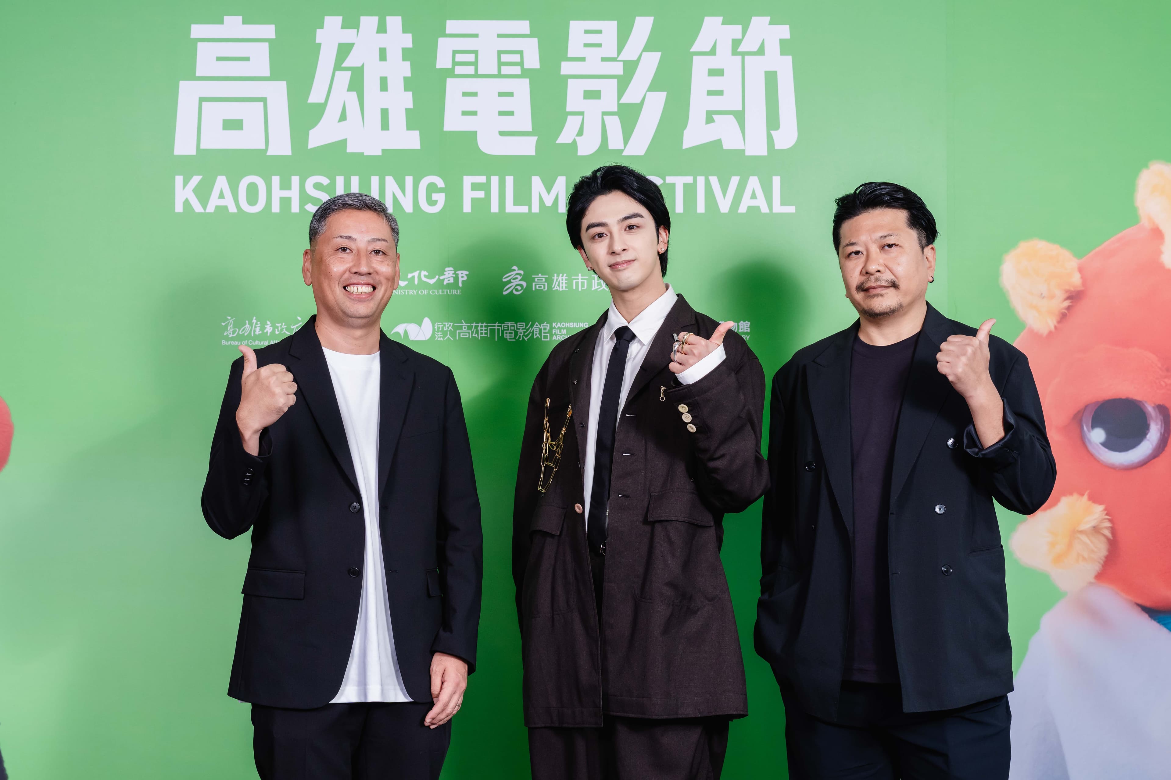 《魔女沒條件》導演小南敏也、主演新原泰祐與製作人久保和明首度來到高雄，大快朵頤湯包、肉包、鹹豆漿等早餐。（高雄電影節提供）