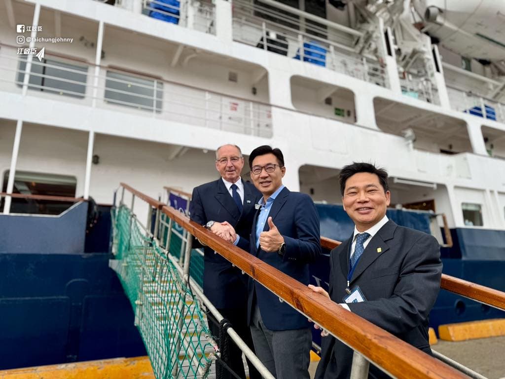 江啟臣今出席島嶼天空郵輪首航典禮，被問國民黨廣告爭議不予回應。（翻攝自江啟臣臉書）