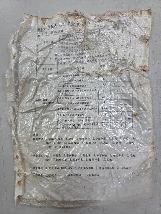 竹市華德福實驗學校校內草皮挖出多種營建廢料，施工廠商與非法掩埋廢棄物於新竹棒球場的廠商相同。（竹市府提供）
