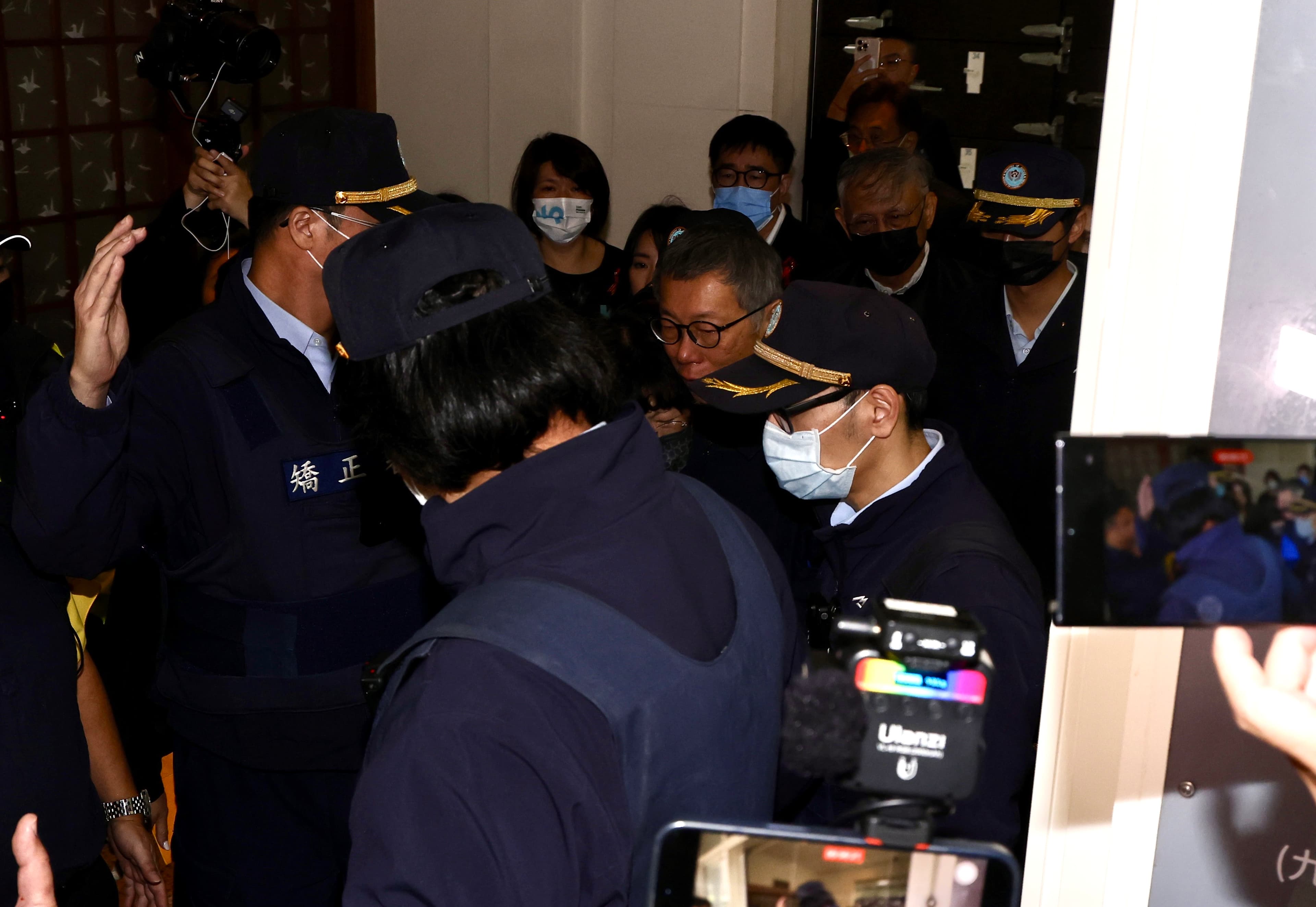 陳佩琪緊抱柯文哲長達10秒，遲遲不肯鬆手。