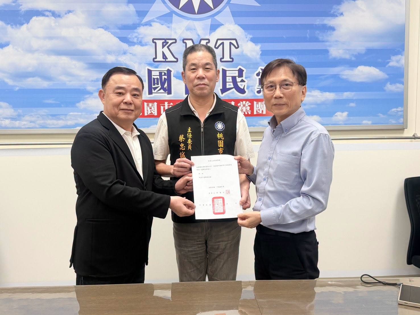 詹江村（右）昨領取國民黨推薦書，確定以國民黨身分角逐連任。（翻攝自詹江村臉書）
