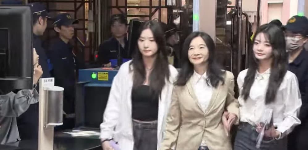  應曉薇面露微笑，女兒應佳妤（右）也陪同。