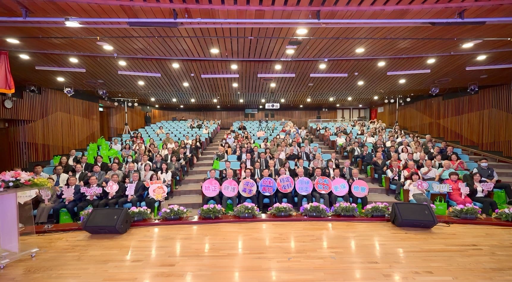 2025更生美展暨新世代反毒策略成果展在台中舉辦，法務部長鄭銘謙與高檢署檢察長張斗輝及更保團體踴躍參與。（高檢署提供）