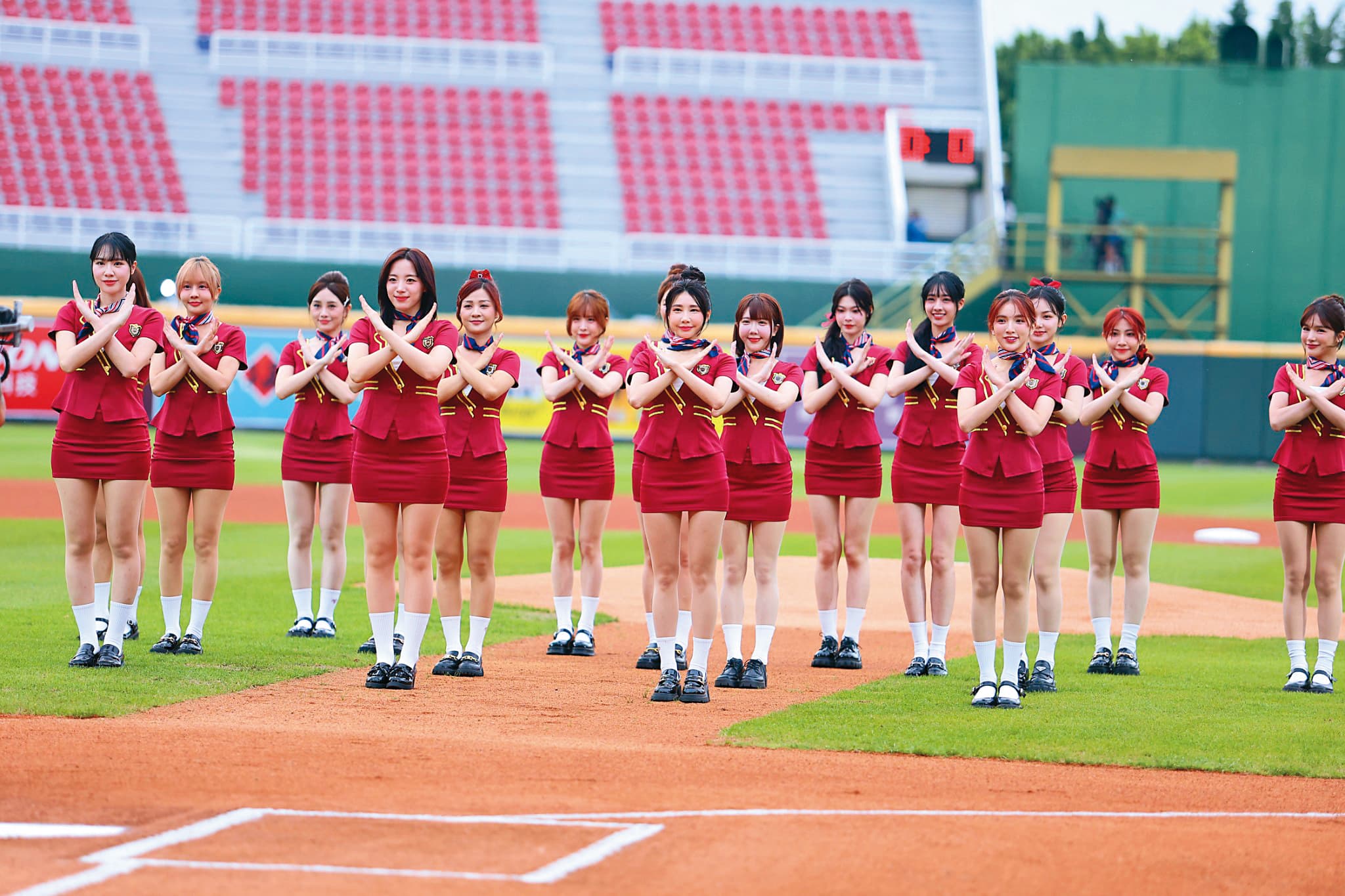 樂天啦啦隊的女孩最近負面新聞不斷。（翻攝自Rakuten Girls臉書）