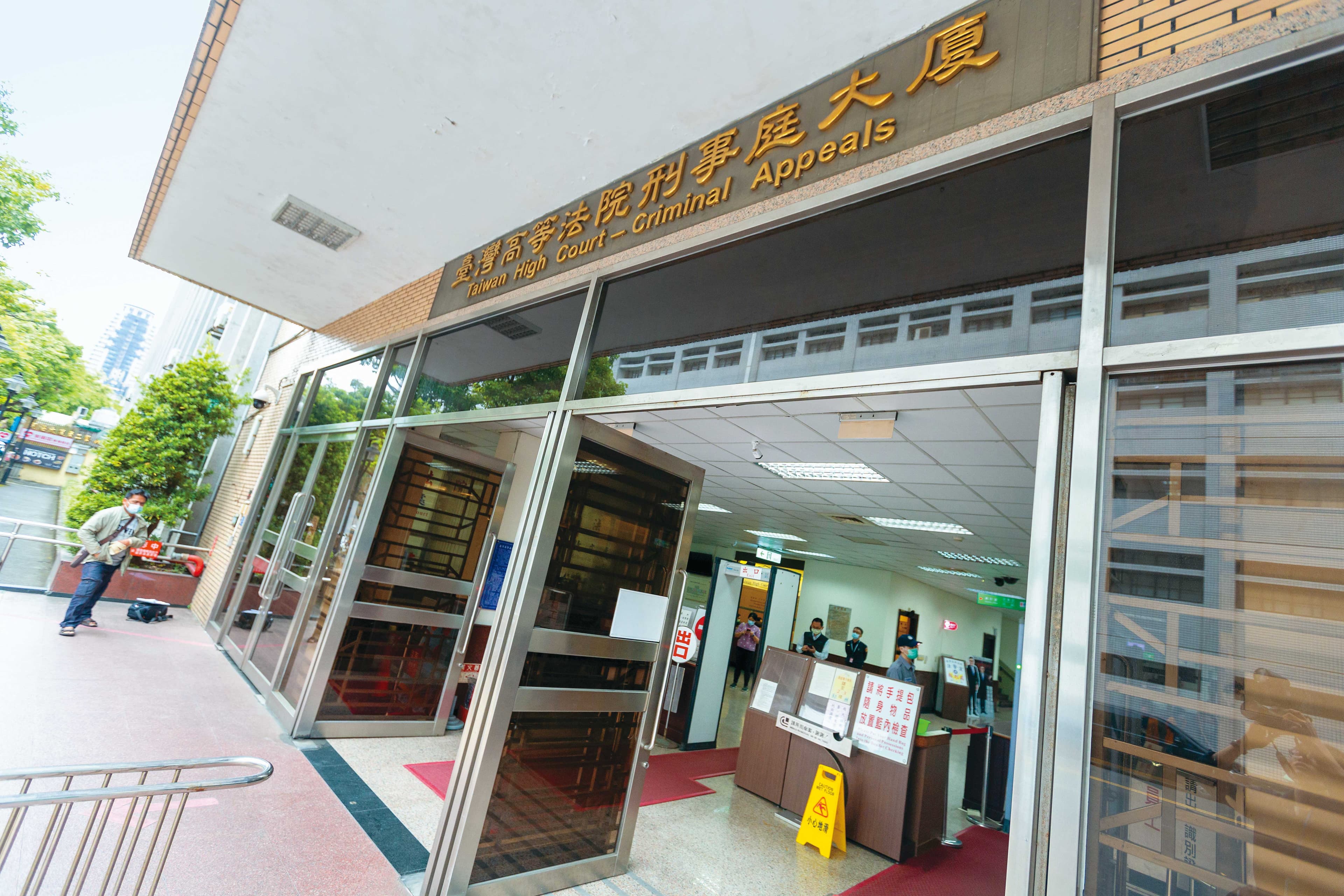 高等法院（圖）去年在無裁定的情況下，解除鍾文智電子手鐶監控。