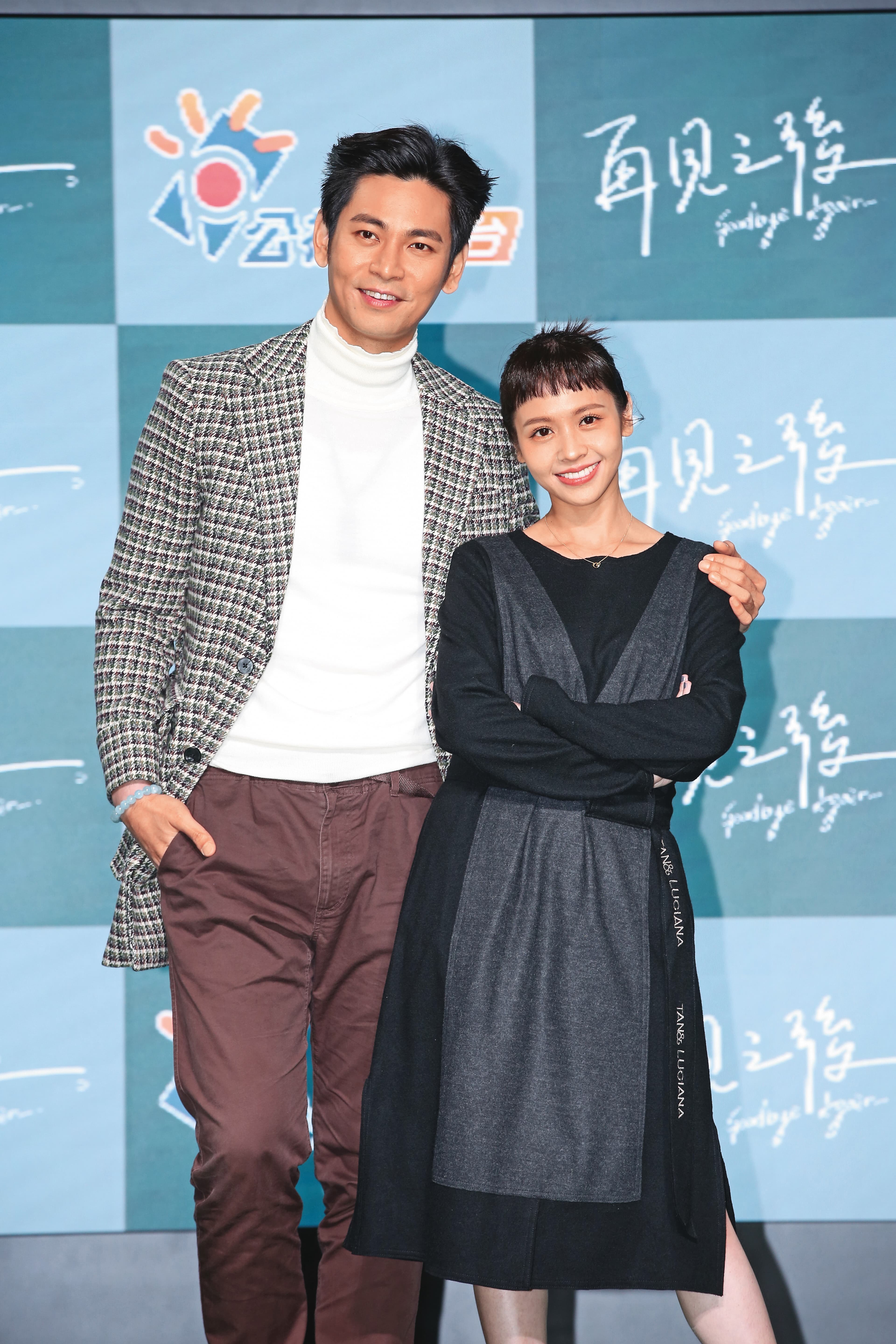 楊子儀（左）2023年在公視台語台《再見之後》飾演暖男醫師和黃姵嘉（右）搭檔。