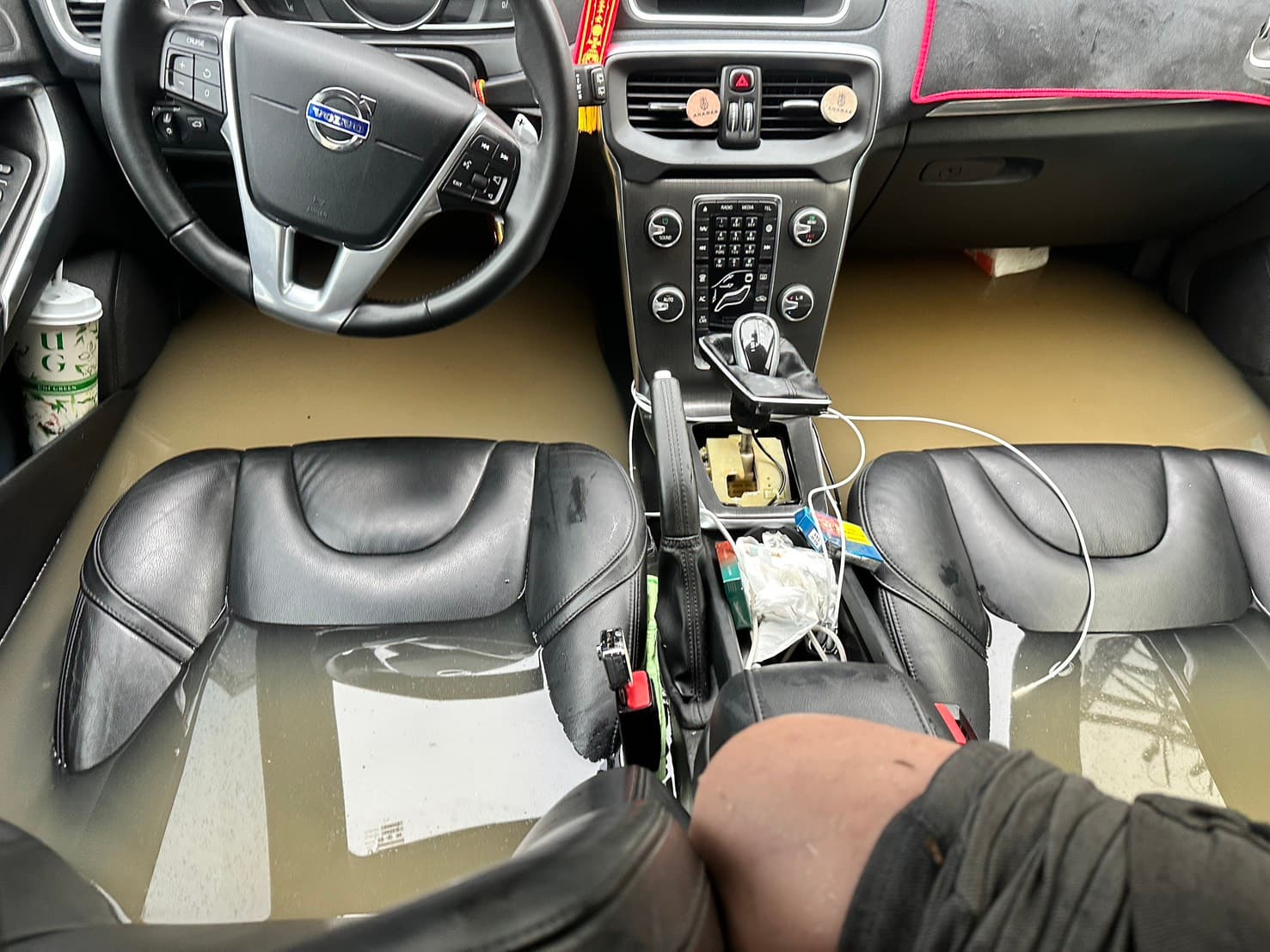 雨彈狂襲竹北淹水致災，許多車也因此泡水。（吳旭智提供）