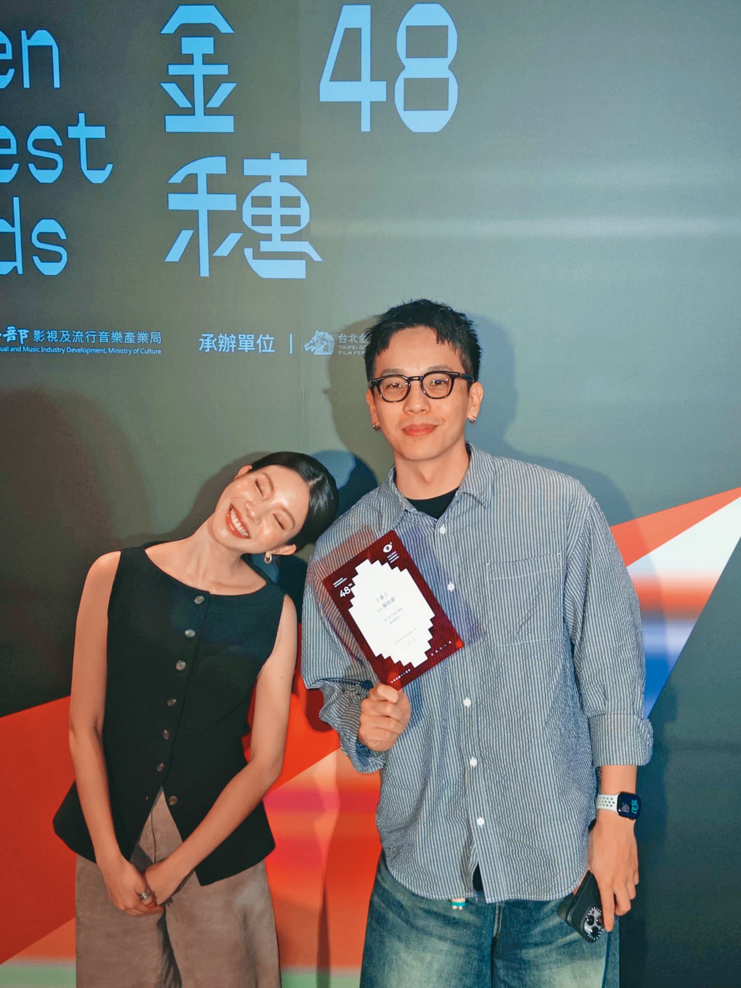 何諭函（左）演出的電影《暈》入圍今年金穗獎，右為導演蘇柏睿。（翻攝自何諭函IG）