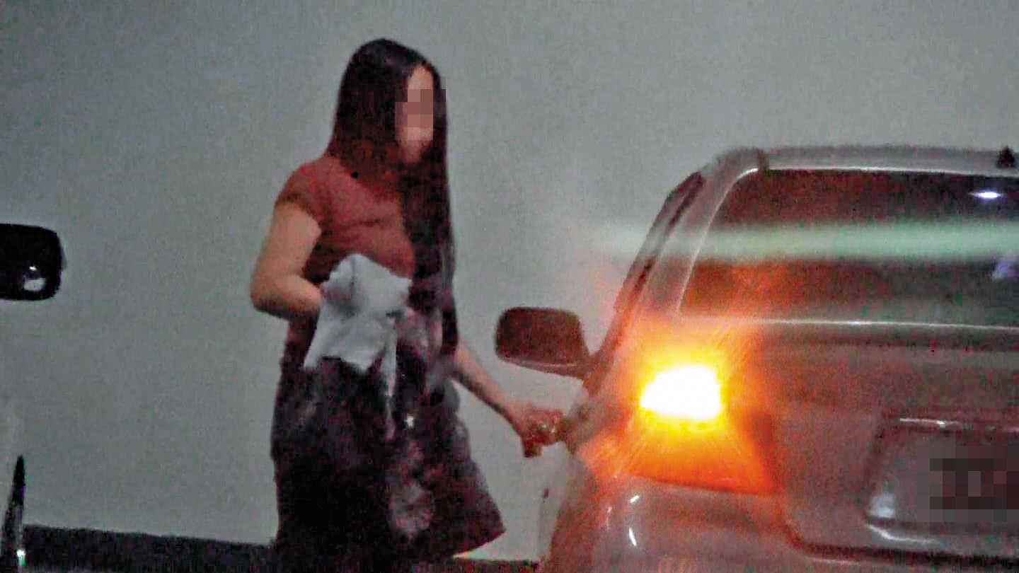 每次偷情結束後,女作業員會搭乘謝男的車回購物中心,再換開自己的車回家。(讀者提供)