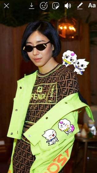 韓國的網紅 Lia Kim則是選了Gennie與Fennie 兩位可愛人偶貼在自己的限時動態上。(FENDI提供)