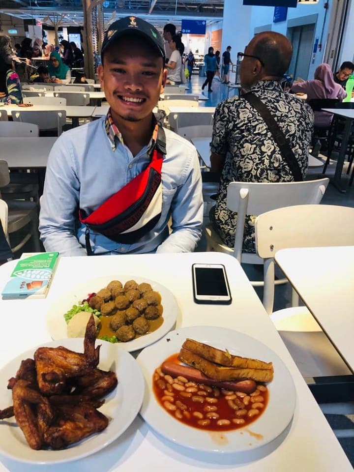 老闆請孝順的員工吃飯。(翻攝自Azri Walter臉書)