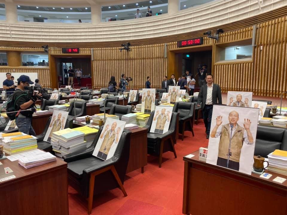民進黨團在議會內外擺放25面韓國瑜人形立牌,用此「分身」凸顯「市長在有與沒有之間」。(翻攝自邱俊憲臉書)