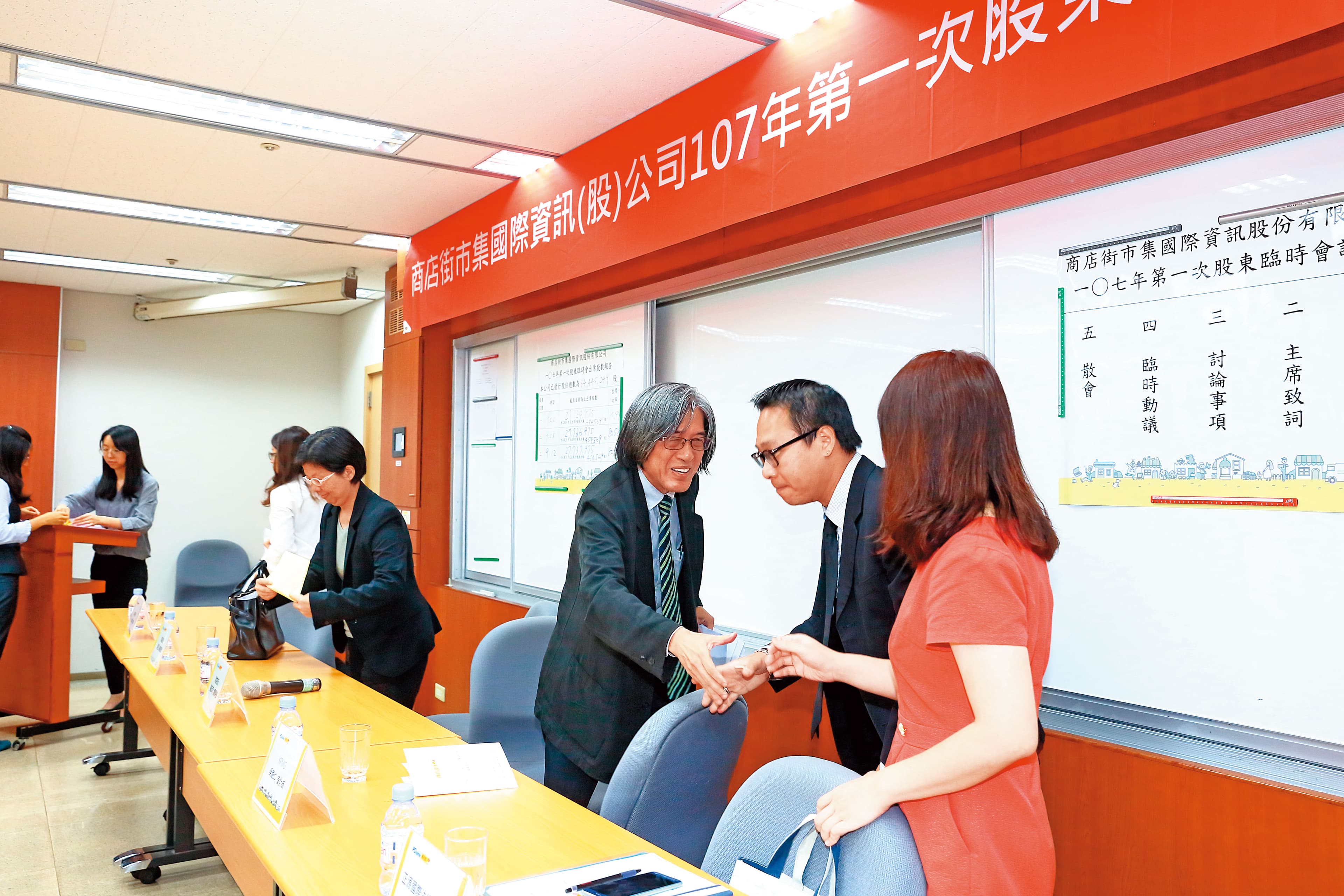 2017年初,PChome董事長詹宏志下令商店街正面對決蝦皮購物,但最終卻大虧4個股本並黯然下櫃。