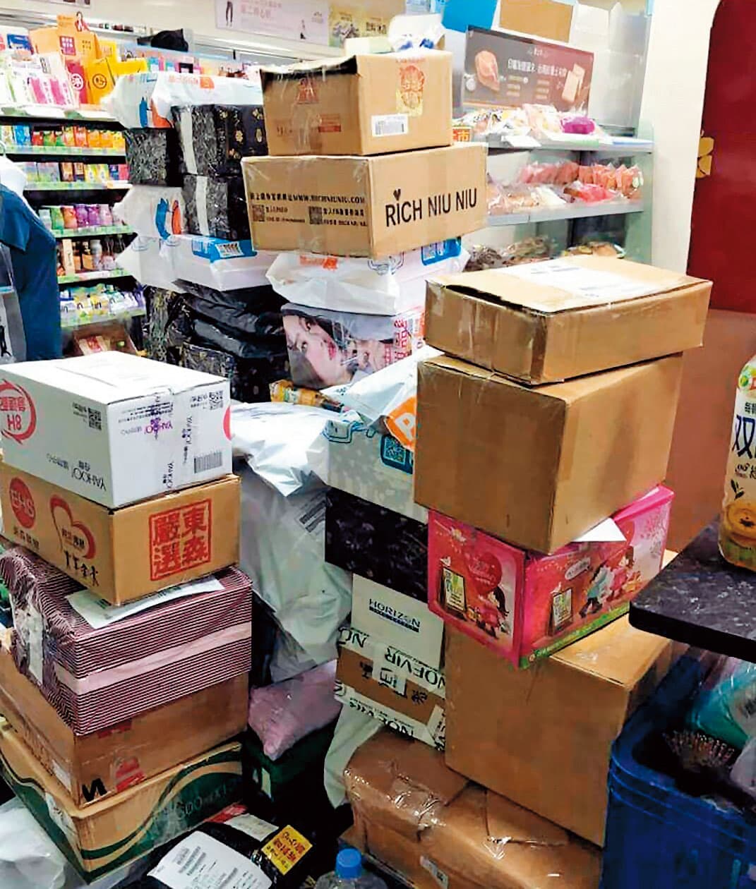 2015年底登台的蝦皮購物,祭出免運補貼強攻台灣市場,曾造成便利商店遭大量包裹塞爆景象。(翻攝自爆廢公社)
