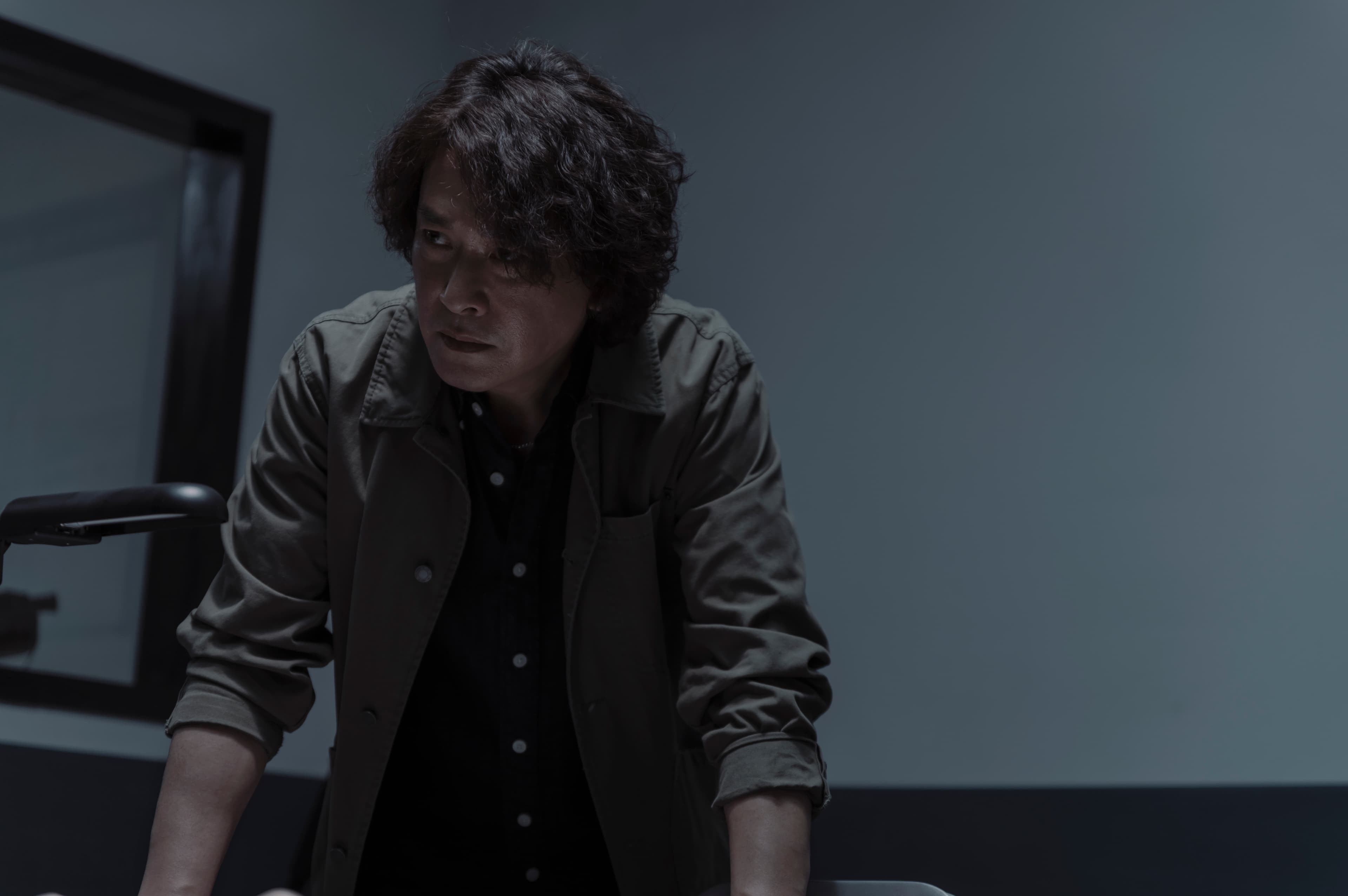 王識賢難得以捲髮造型出現,詮釋辦案不擇手段的火爆刑警。(Netflix提供)