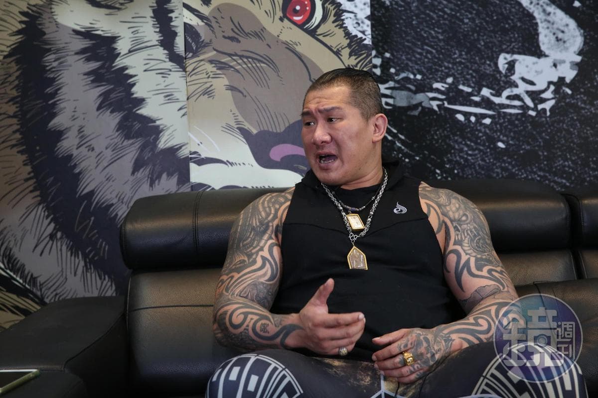 館長因為喜愛評論時事,成為各界政治人物邀約的直播對象。(資料照)