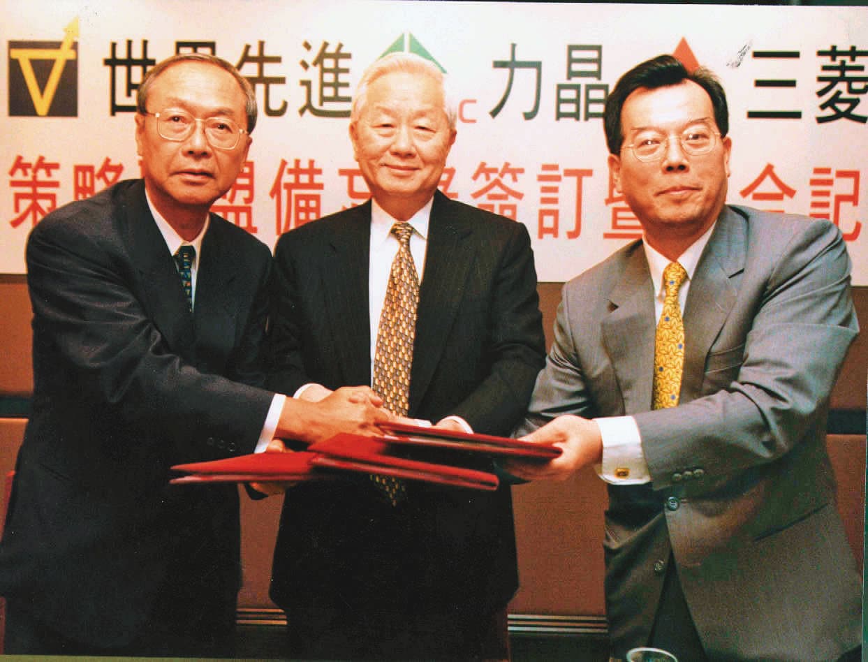 20年前力晶差點被聯電併吞,黃崇仁(右)單槍匹馬找上張忠謀(中)求援,選邊站的結果,決定今天台積電護國神山地位。(聯合知識庫)