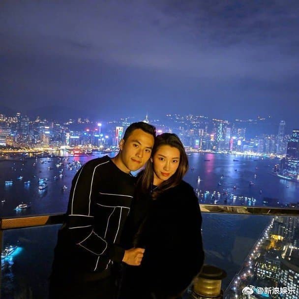 2018年何猷啟與女友齊嬌低調結婚,但婚姻維持僅兩年便離婚。(新浪娛樂微博)