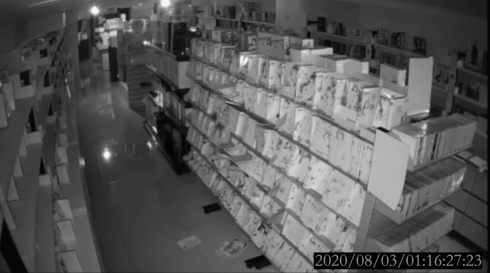店內物品時常散落一地,調閱監視器才發現發生靈異事件。。(翻攝臉書粉專 @老司機夢天堂)