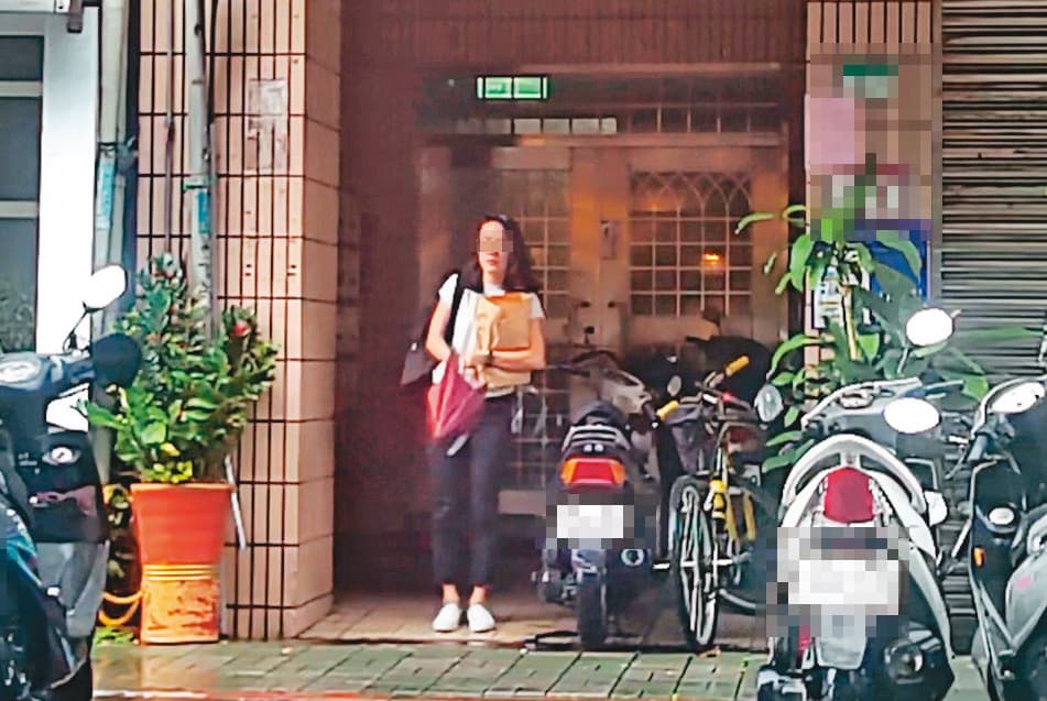 07/26 15:47 小農女(圖)在吳怡農住處待了14小時後獨自離開,此時她戴起眼鏡,身上的穿著與凌晨進入時一模一樣。