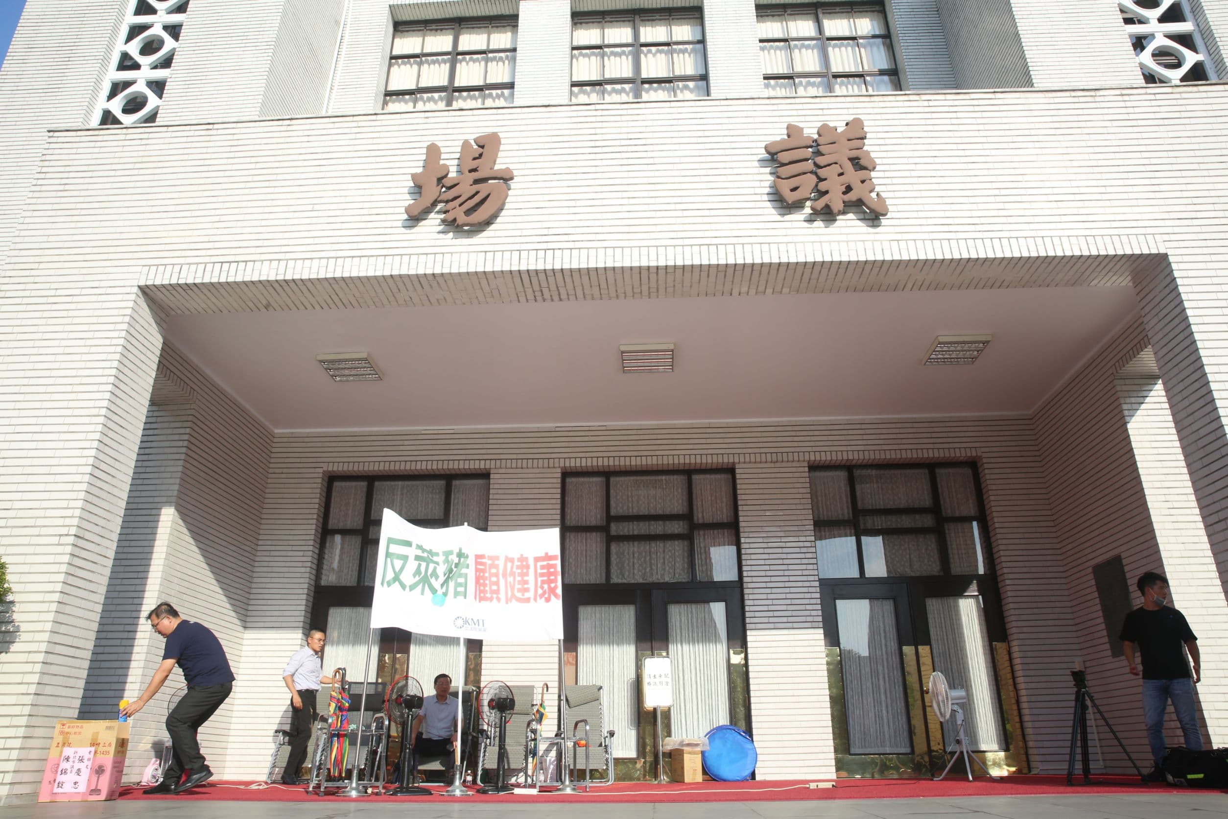 黨團大會結束後,總召林為洲、藍委洪孟楷、林德福等人就在立院前駐守。