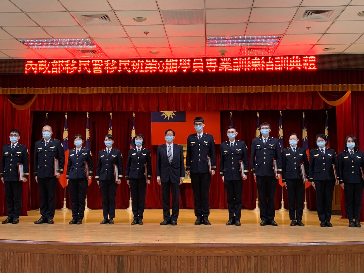 內政部常務次長邱昌嶽(中)頒發獎狀給結訓學員。(移民署提供)