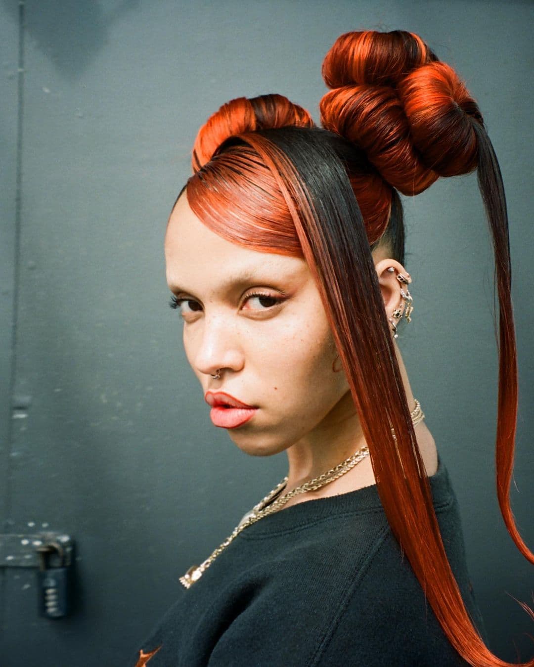 FKA twigs(圖)是羅伯派汀森前女友,她2019年與西亞李畢福交往,卻在遭到虐待後逃離他家。(翻攝自FKA twigs IG)