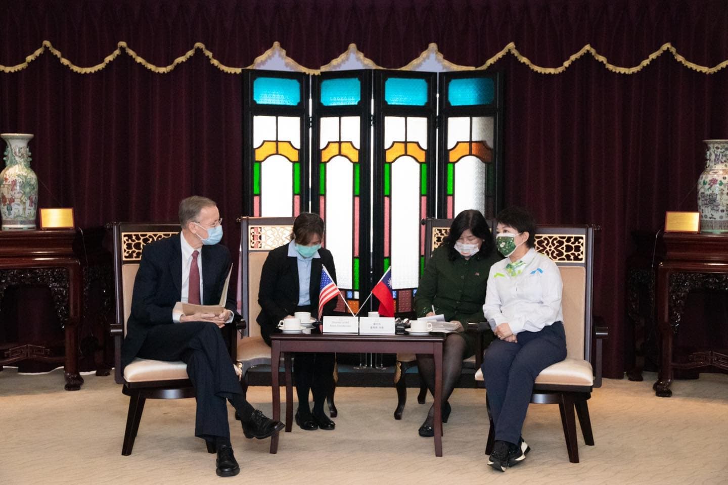 盧秀燕(右)在與AIT的閉門會議中找來媒體,並表明反萊豬立場,引起爭議。(翻攝自盧秀燕臉書)