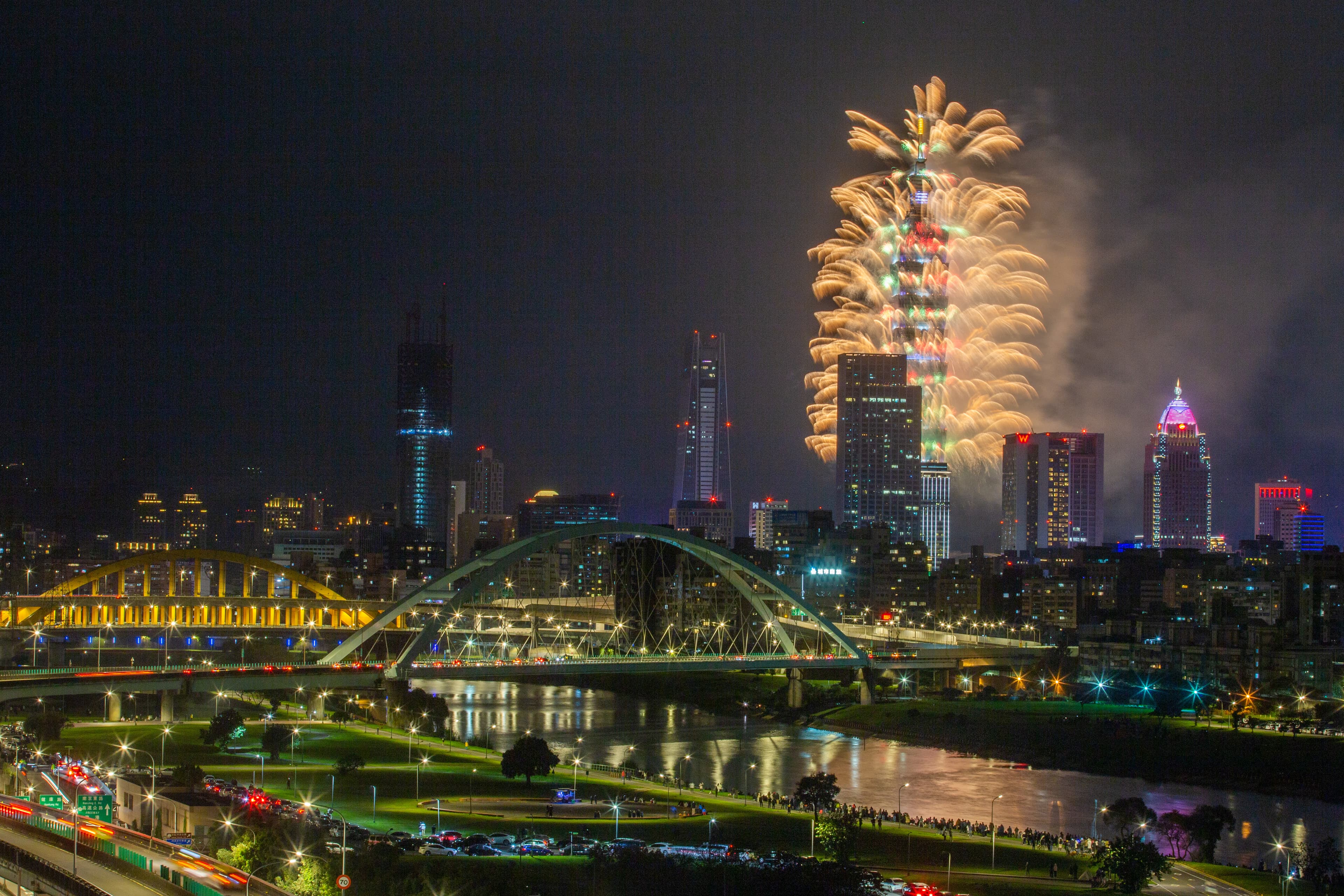 台北101跨年煙火秀長達5分鐘,今年全新推出「360度立體特效輪狀煙火」,是全世界第一個在高樓架設的煙火設施。