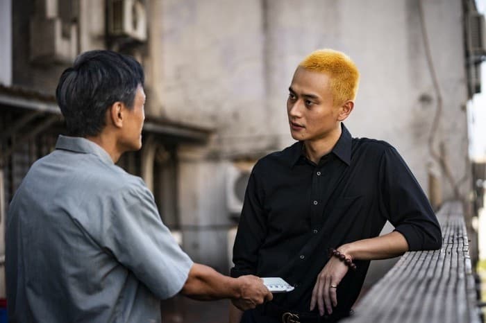 《陽光普照》中,劉冠廷飾演的菜頭(右)一直對著阿和的爸爸喊「陳伯伯」,但每一句話都讓人難堪。(甲上提供)