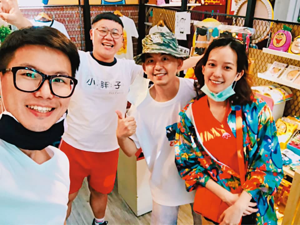 彬彬(左二)的文創商品富有童趣,藝人黃子佼(中)與老婆孟耿如(右)也是粉絲。(翻攝人中人株式會社臉書)