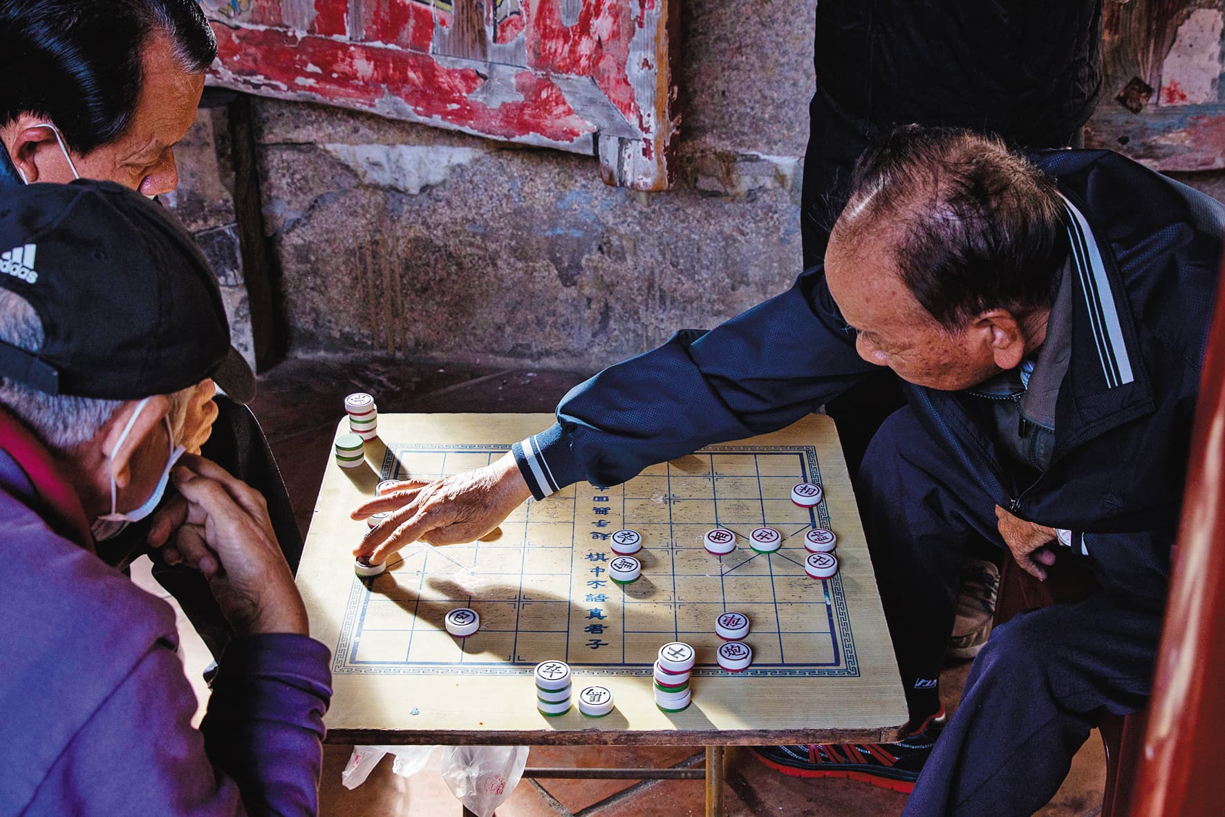 午後可見當地老人家一起下棋的愜意畫面。