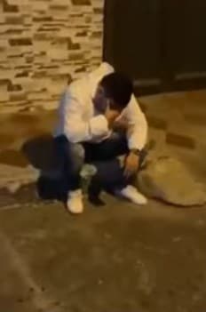男子發現被女友戴綠帽,崩潰跌坐在地。(翻攝自漩渦視頻微博)