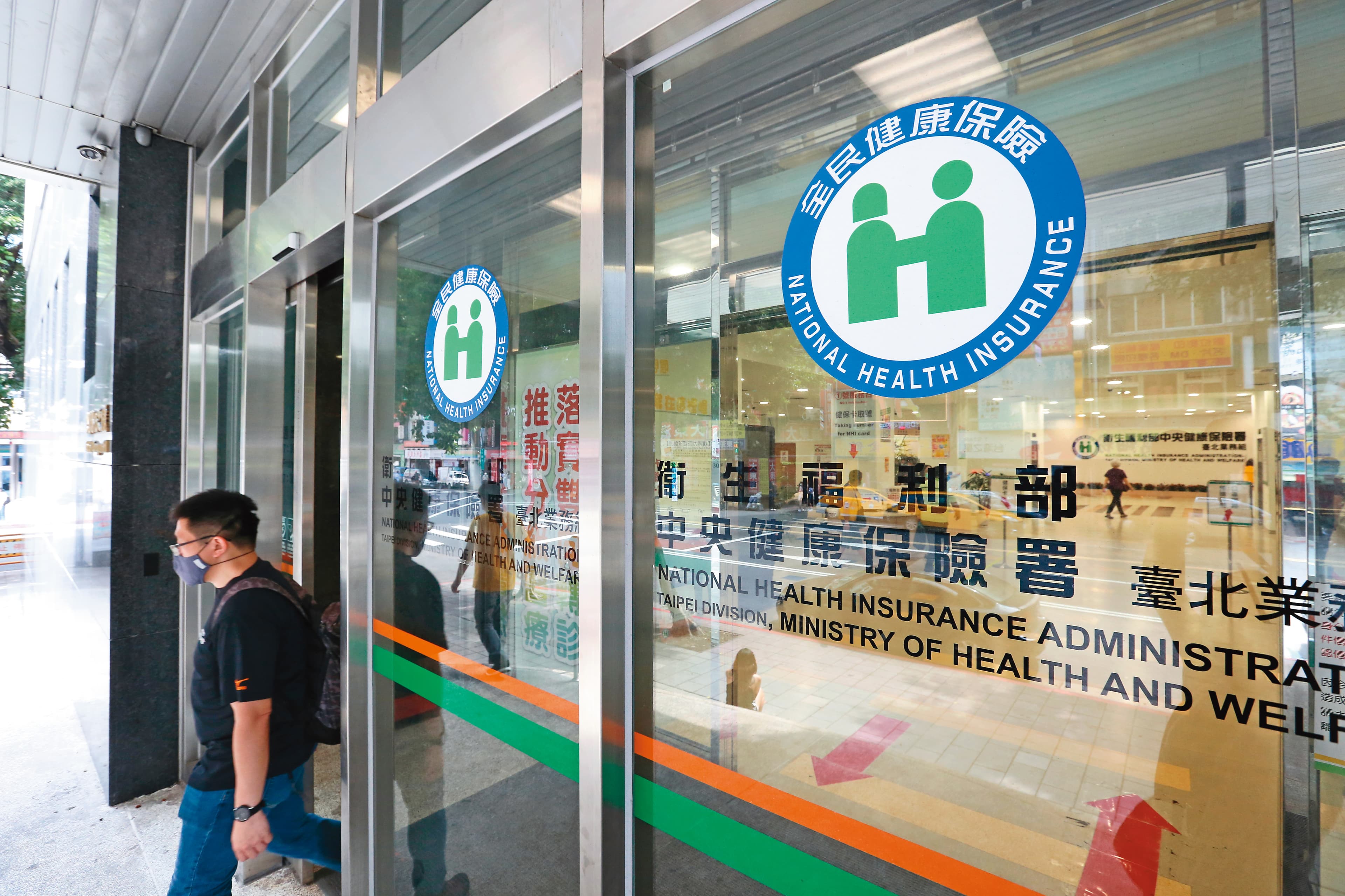 台灣慢性腎病治療費用高達500億元以上,其中8、9成都是洗腎費用,使健保資源嚴重傾斜。