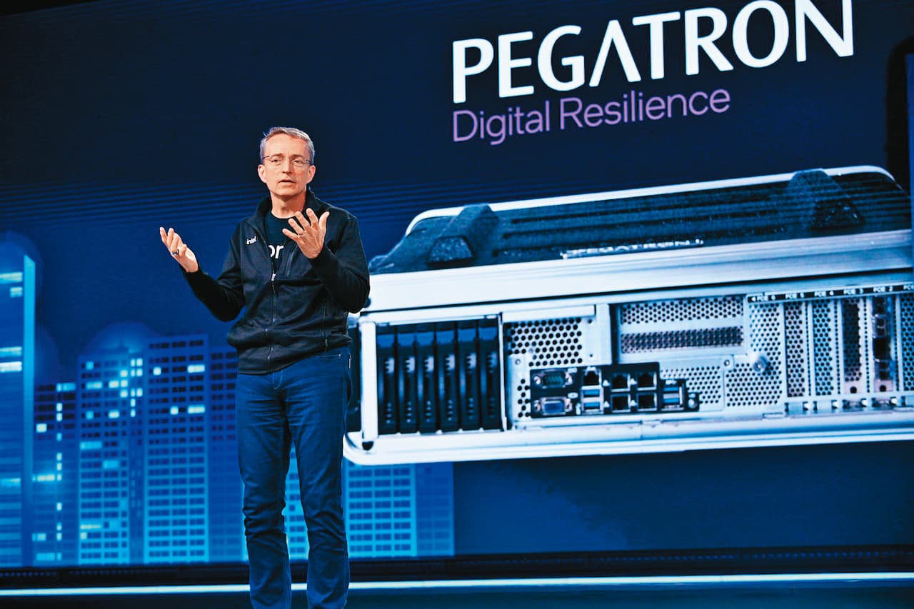 今年的Intel Vision活動,由英特爾執行長基辛格主持,在開場時大秀和碩的可移動式5G基地台。(英特爾提供)