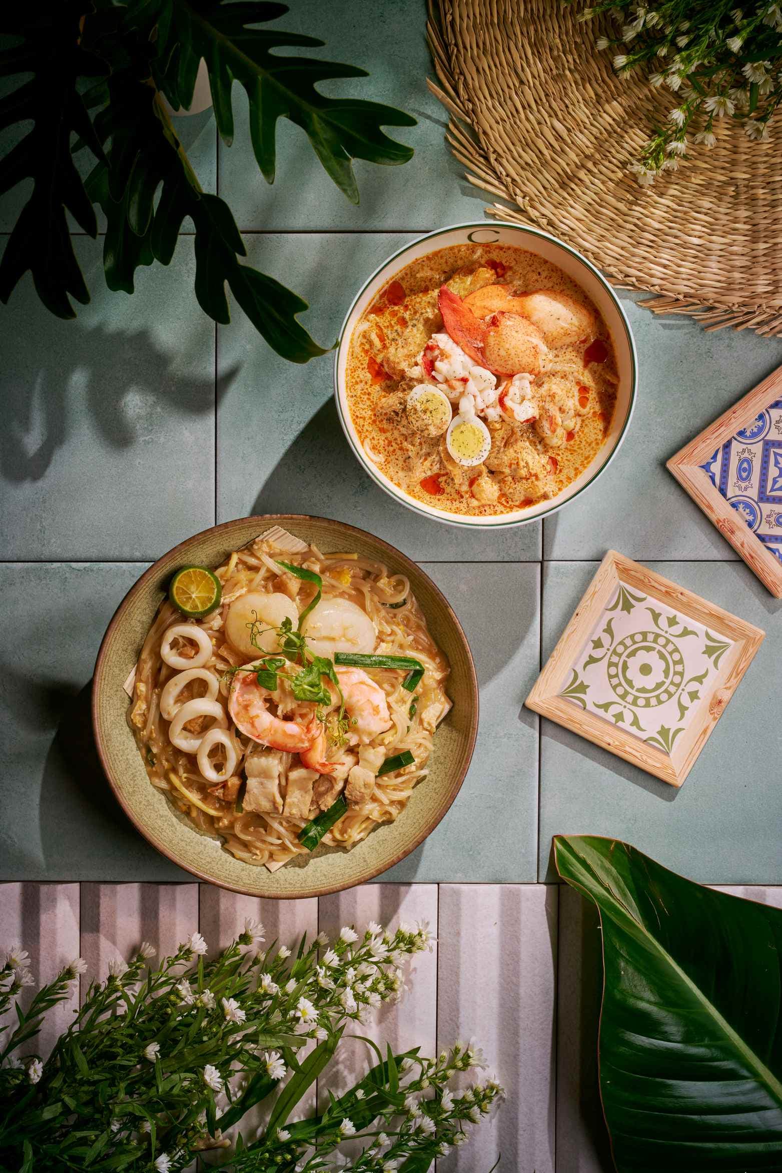 除了海南雞飯,「Lobster Laksa龍蝦叻沙」(上,38新元/份,約NT$940)和「Seafood Hokkien Mee福建麵」(下,26新元/份,約NT$643)是另外兩大必吃招牌料理。(Chatterbox提供)