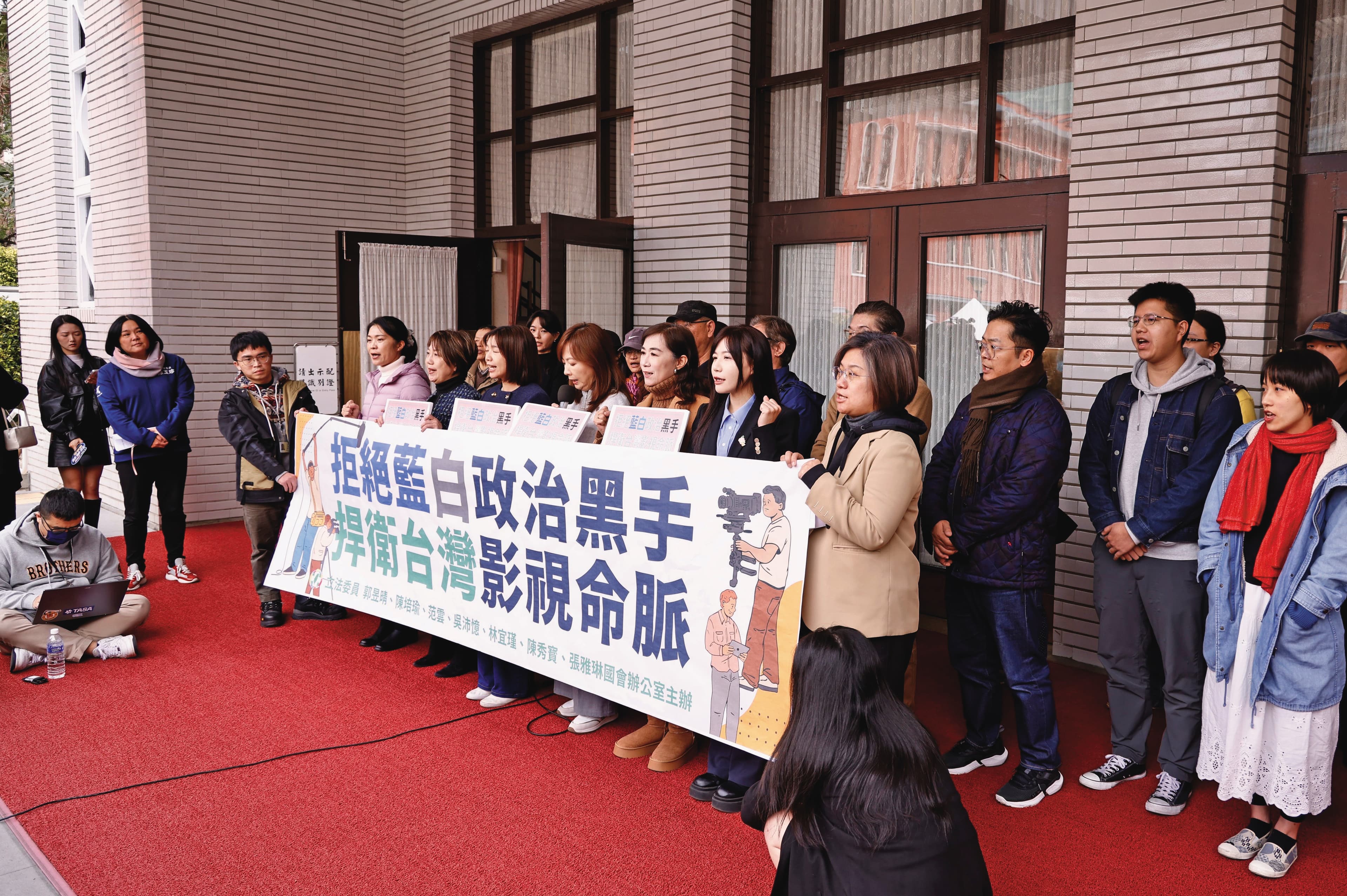 藍委揚言大刪公視預算引爆文化圈不滿,也為罷免行動添柴火。