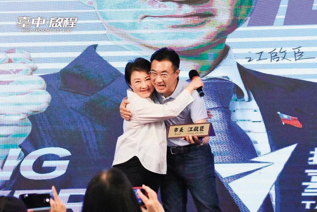 國民黨台中市長參選人江啟臣(右)強打接棒現任市長盧秀燕(左)。(翻攝江啟臣臉書)