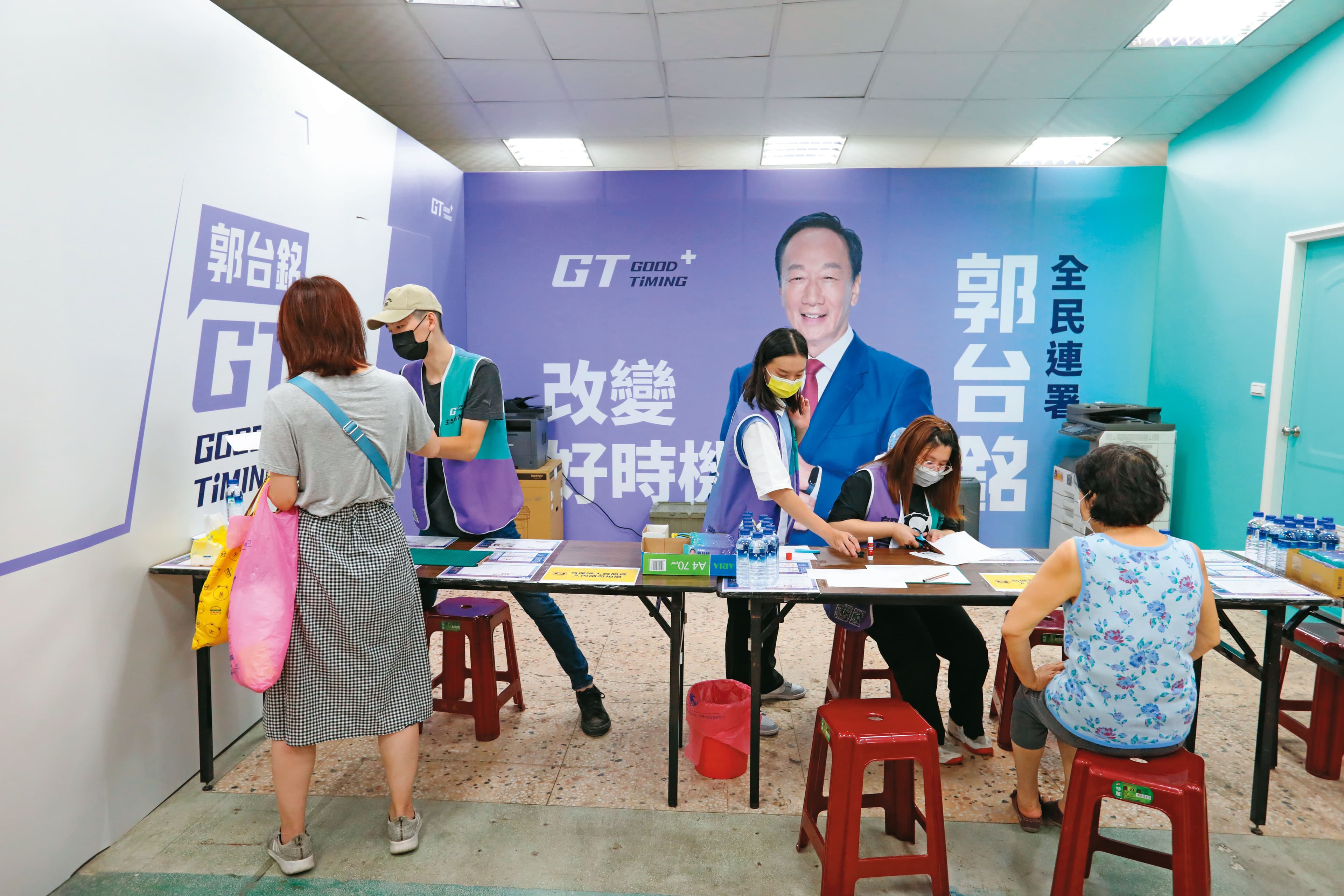 郭台銘在各縣市的3百多個連署站點,進可攻退可守,一旦與柯營合作,就將轉換成類黨部。