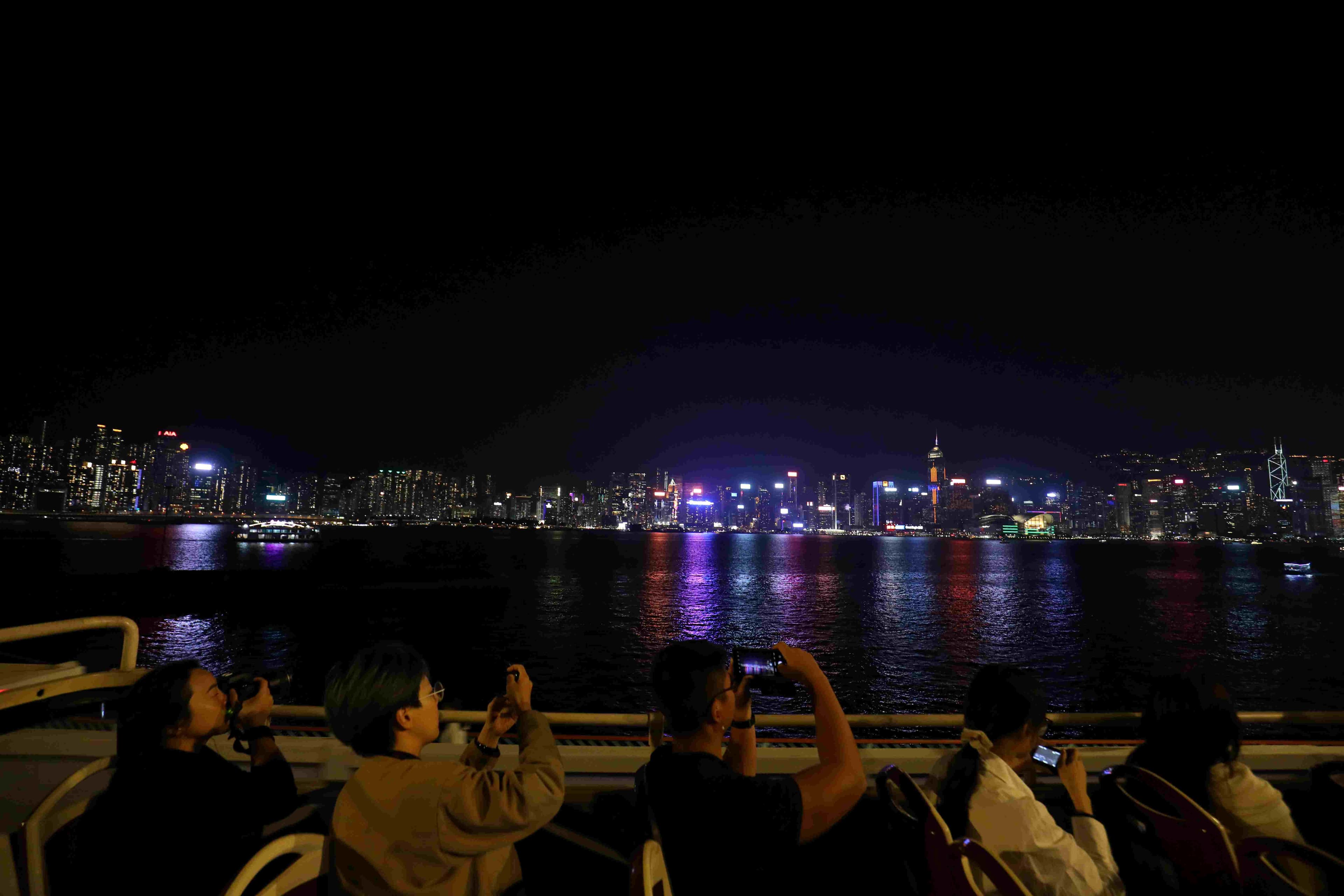 經過最適合拍維港大景的地點時,所有遊客默契地舉起手機。