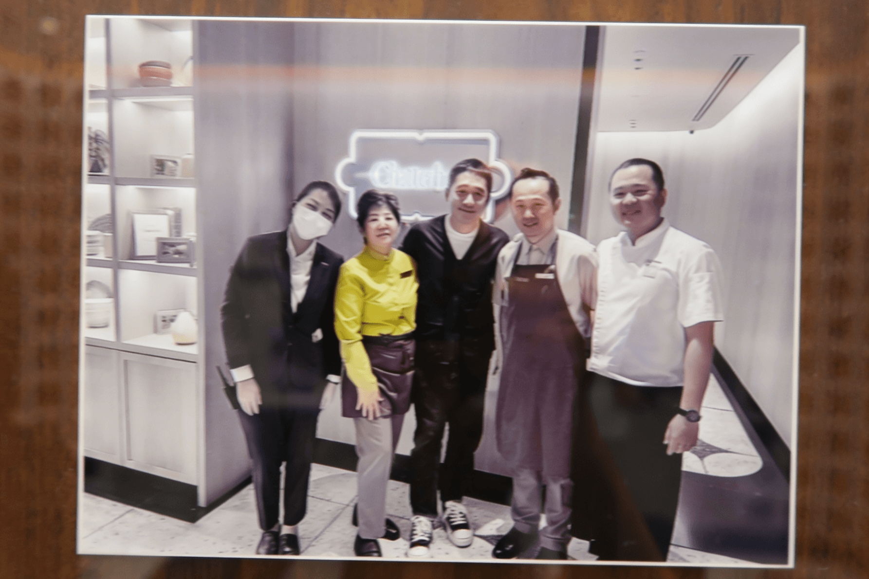 香港演員梁朝偉(中)到新加坡時也來Chatterbox吃過雞飯。